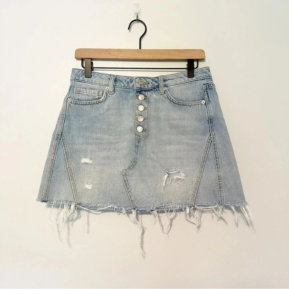 We The Free People Breezy Button Fly Mini Distressed Denim Skirt Size 28 Light - Picture 2 of 8